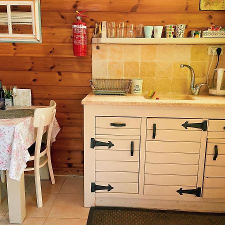 Julie'S Cabins Neot Golan Exterior foto